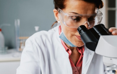 牙科科學家正在工作