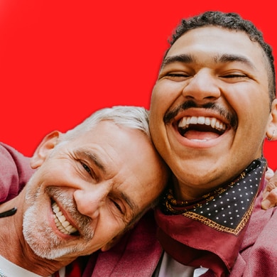 情侶盡情玩樂，展現燦爛笑容