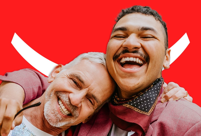 情侶盡情玩樂，展現燦爛笑容