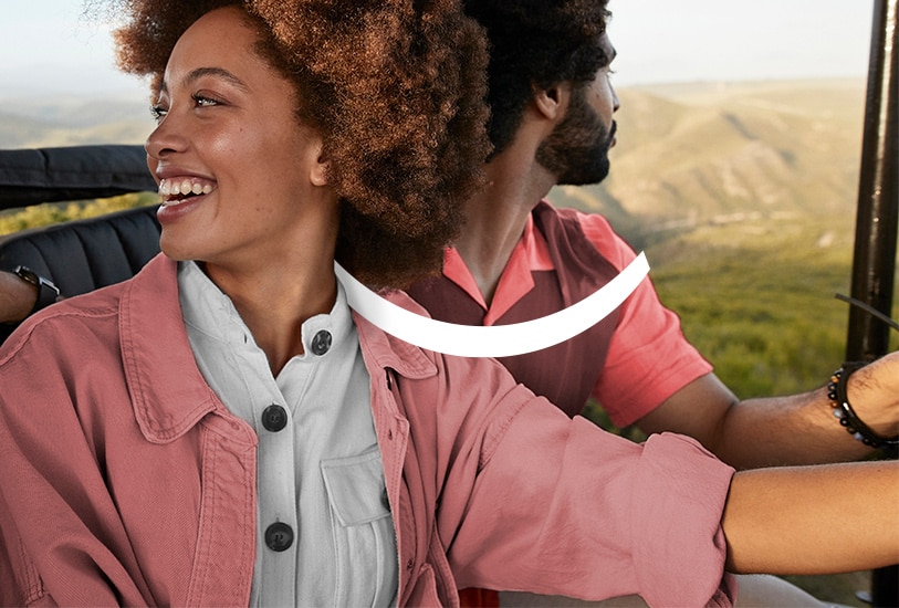 一對笑容滿面的情侶正在冒險