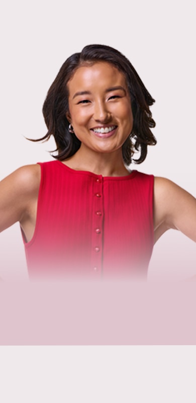 年輕女士微笑著並露出潔白的牙齒