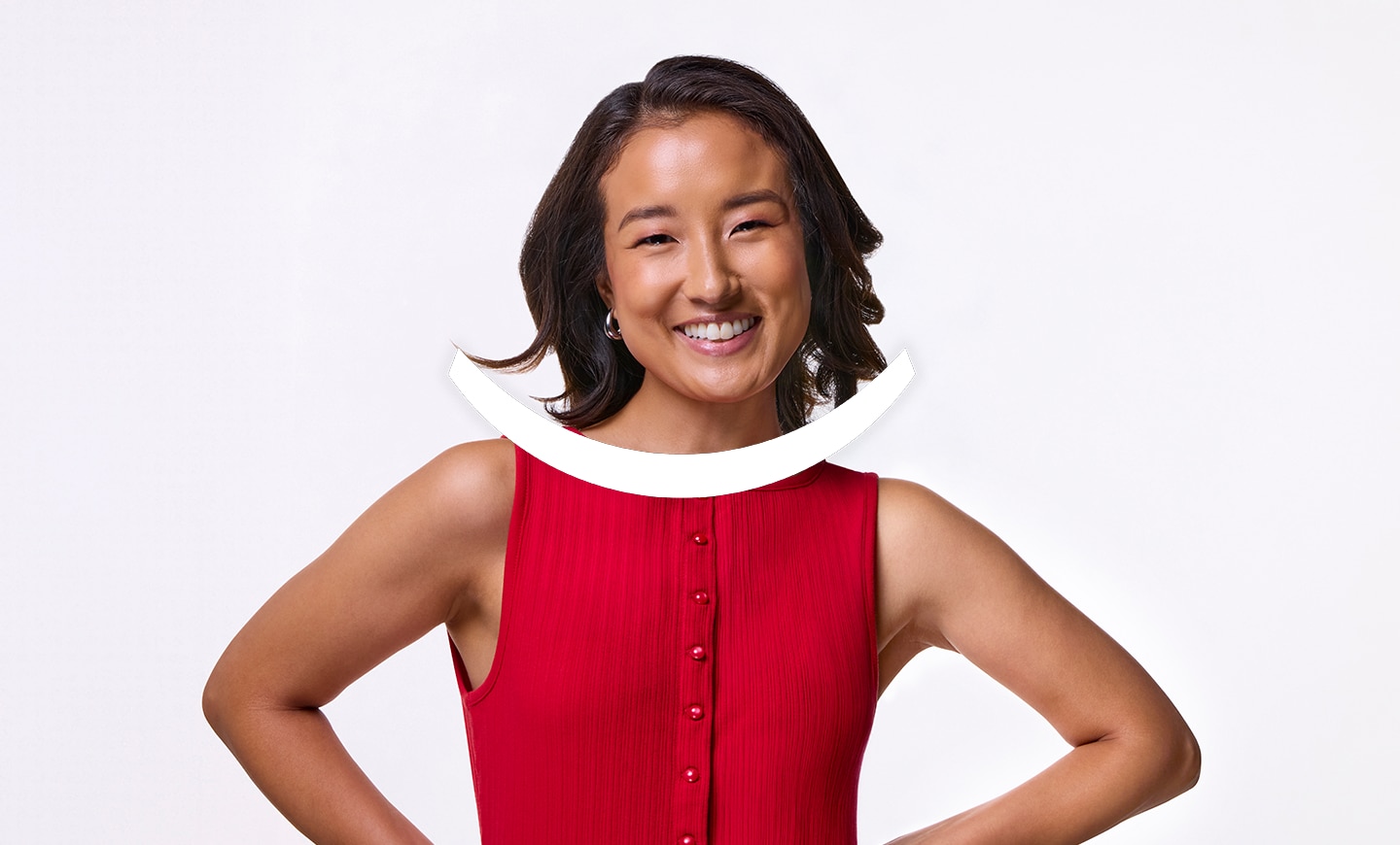 年輕女士微笑著並露出潔白的牙齒