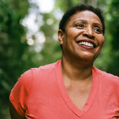 微笑的年長女士