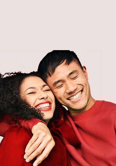 年輕女士微笑著並露出潔白的牙齒