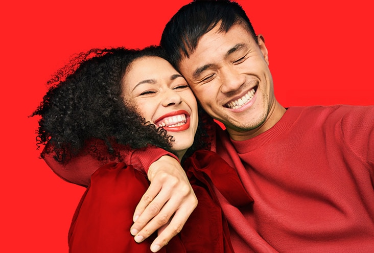 年輕女士微笑著並露出潔白的牙齒