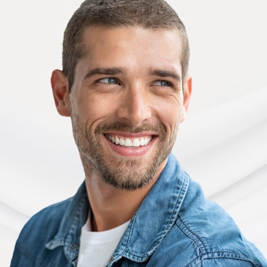 展現笑容的年輕男士