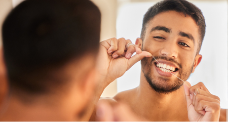 正在使用牙線的男士