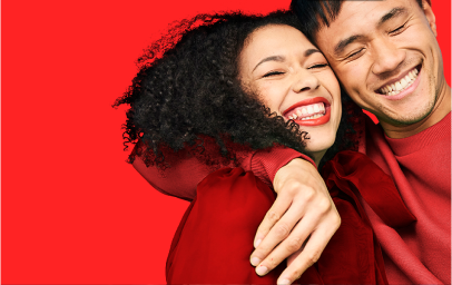 女士和小孩在滑梯上開心大笑