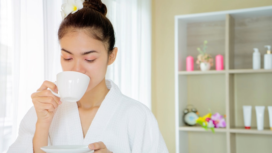 女孩漱口護理牙齒，恢復牙齒自然潔白	