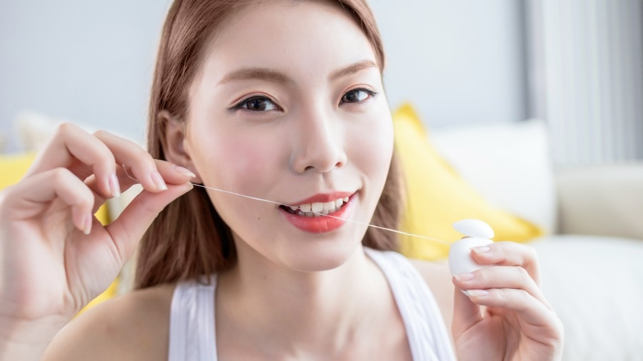 女孩使用含蠟牙線：牙線有蠟無蠟的差別	