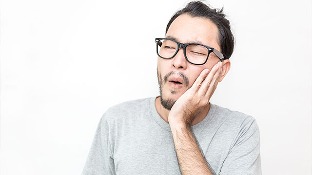感到牙痛的男人在掩面