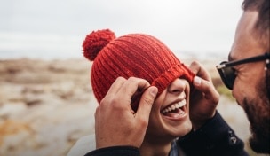 揹着背包微笑的女士在鄉間與朋友同行