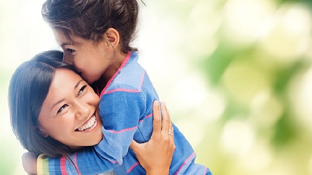 媽媽抱著兒子露牙微笑；洗牙後吃東西