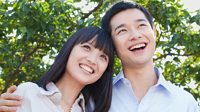 一對笑容滿面的夫婦