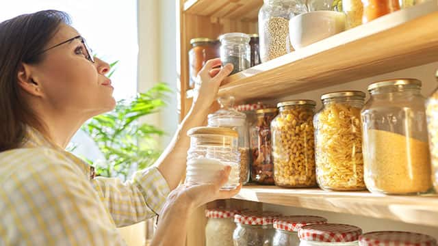 女人從原料中選擇鹽巴;  用鹽刷牙的好處