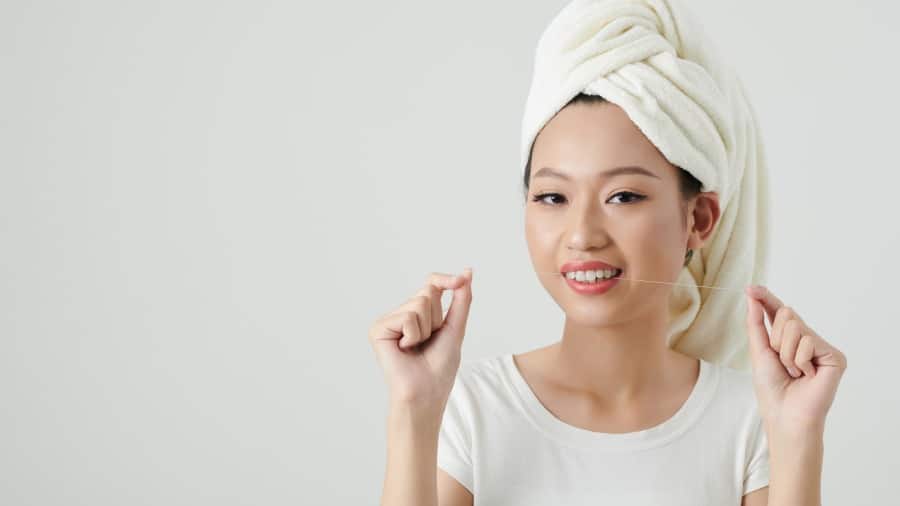 拿著牙線的女人