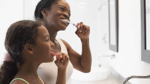 兩個女孩在刷牙;口腔衛生重要性