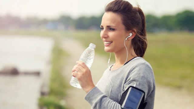 女士跑步喝水；口乾舌燥意思