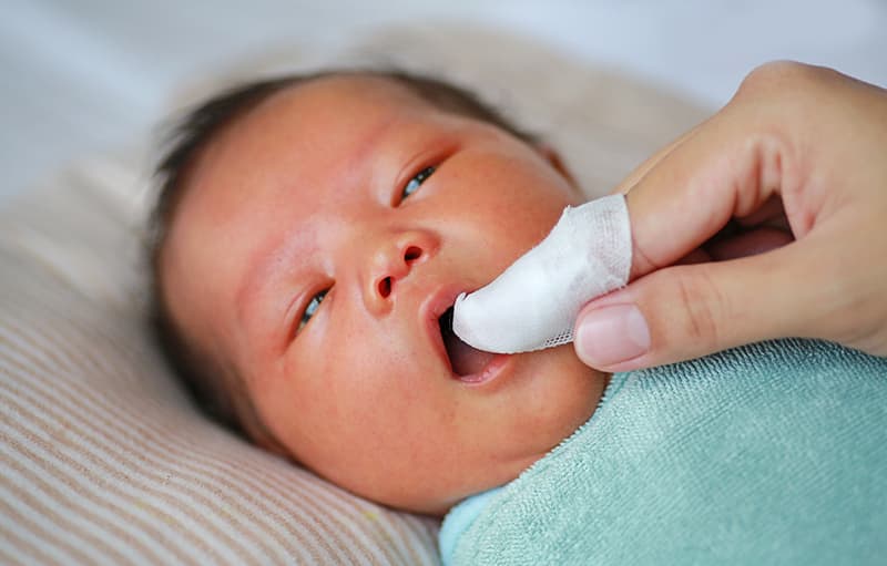 如何照護新生兒常見的牙齒或口腔問題 - 高露潔台灣