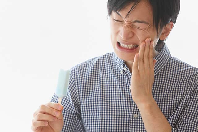 男人吃冰棍牙齒敏感